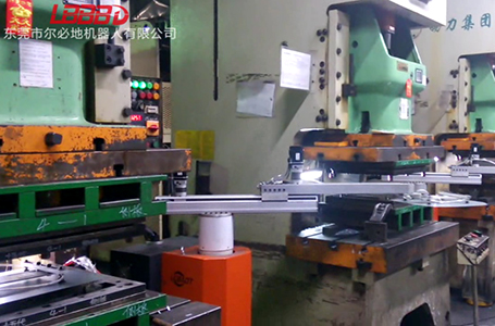 四軸沖壓機械手客戶現場視頻案例